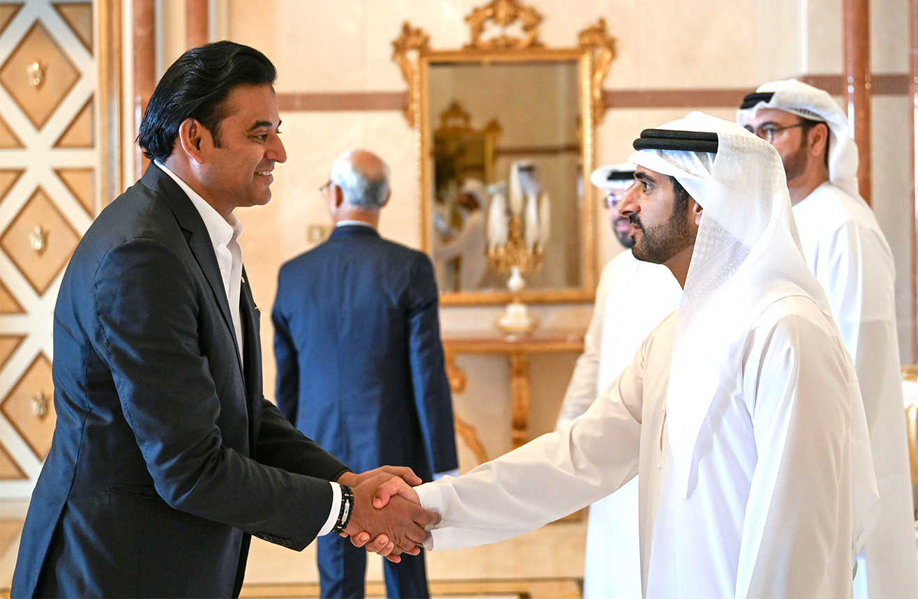 Hamdan bin Mohammed meets with philanthropic businessmen in Dubai